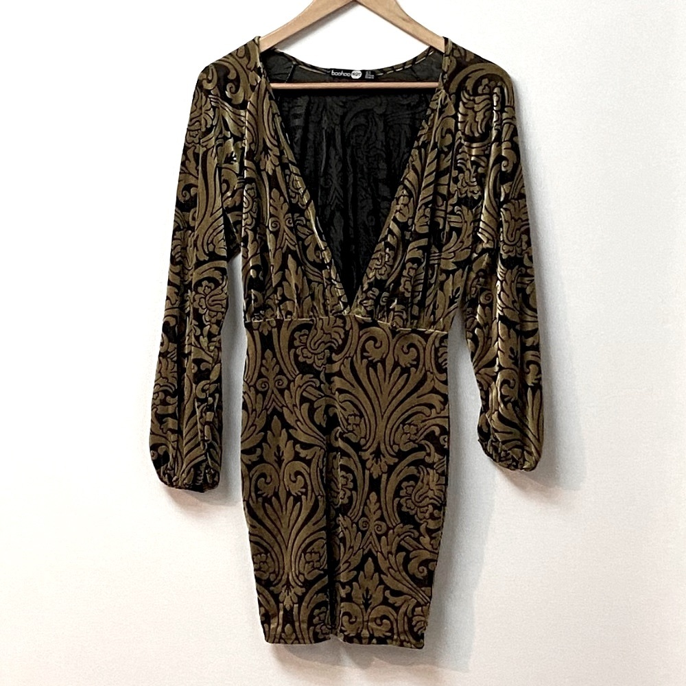 NEW Boohoo Plunge Neckline Dress